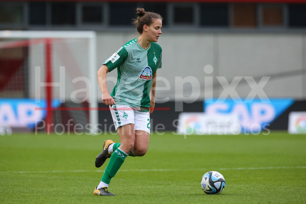 Fussball, Google Pixel Frauen-Bundesliga, FC Bayern München - SV Werder Bremen | v.li.: Hanna Nemeth (SV Werder Bremen, 23) am Ball, Freisteller, Einzelbild, Ganzkörper, Aktion, Action, Spielszene, DIE DFB-RICHTLINIEN UNTERSAGEN JEGLICHE NUTZUNG VON FOTOS ALS SEQUENZBILDER UND/ODER VIDEOÄHNLICHE FOTOSTRECKEN. DFB REGULATIONS PROHIBIT ANY USE OF PHOTOGRAPHS AS IMAGE SEQUENCES AND/OR QUASI-VIDEO.