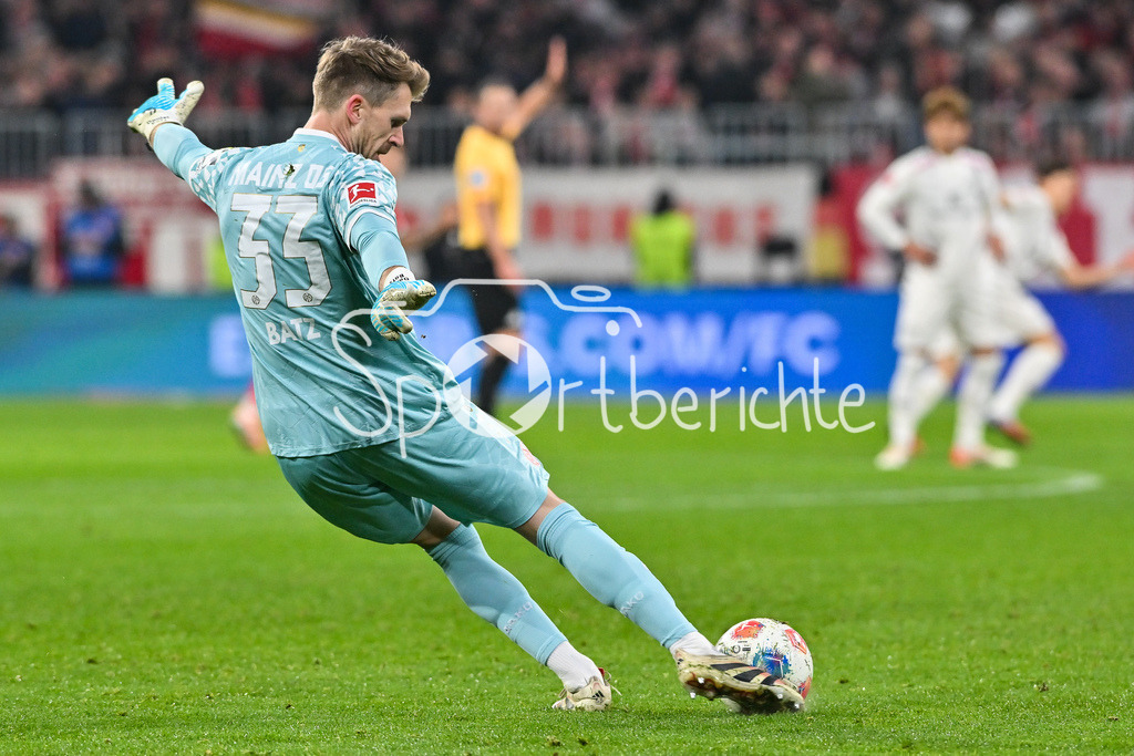 FC Bayern München - 1. FSV Mainz 05 | MUNICH, GERMANY - 14. DECEMBER: am Ball Daniel BATZ (1. FSV Mainz 05 33) / Einzelfoto / Freisteller  während dem Bundesligamatch zwischen dem FC Bayern München und dem 1. FSV Mainz 05 am 14. Spieltag in der Allianz Arena / DFL REGULATIONS PROHIBIT ANY USE OF PHOTOGRAPHS AS IMAGE SEQUENCES AND/OR QUASI-VIDEO