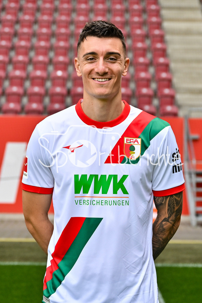 FC Augsburg 2025/26 | Cedric ZESIGER / Einzelfoto / Freisteller / Media Day FC Augsburg: WWK-Arena am 06.08.2025