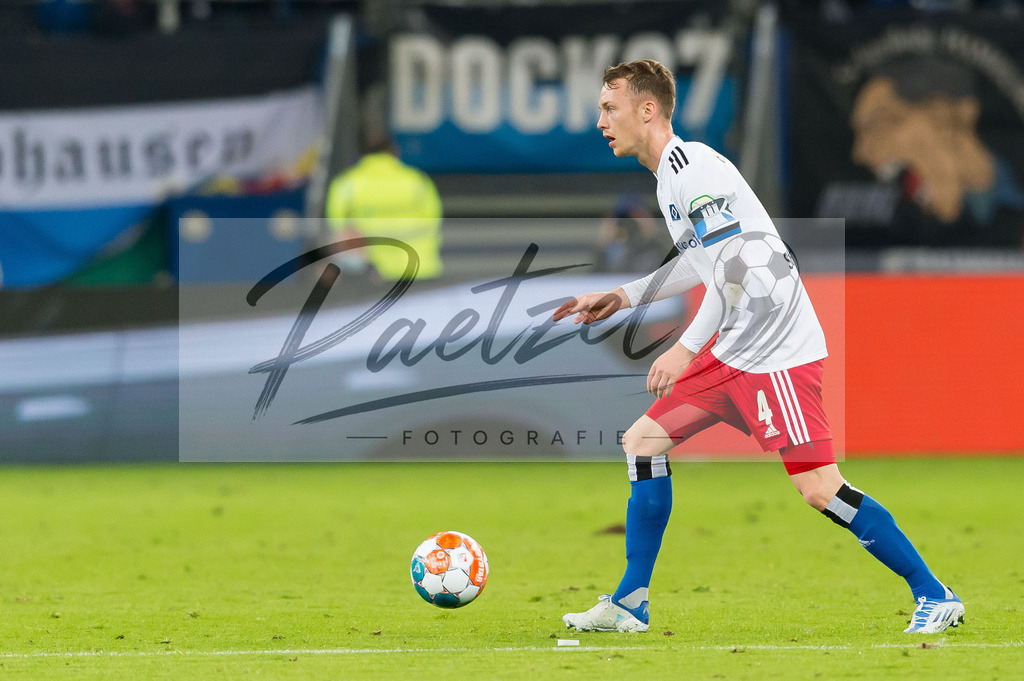 HSVSCF20220419_329 | Fussball, Herren: Sebastian Schonlau (Hamburger SV) in Aktion, am Ball, Einzelaktion beim DFB-Pokal-Halbfinalspiel zwischen Hamburger SV und SC Freiburg im Volksparkstadion am 19.04.2022 in Hamburg, Deutschland.DFB / DFL REGULATIONS PROHIBIT ANY USE OF PHOTOGRAPHS AS IMAGE SEQUENCES AND/OR QUASI-VIDEO. - Realisiert mit Pictrs.com
