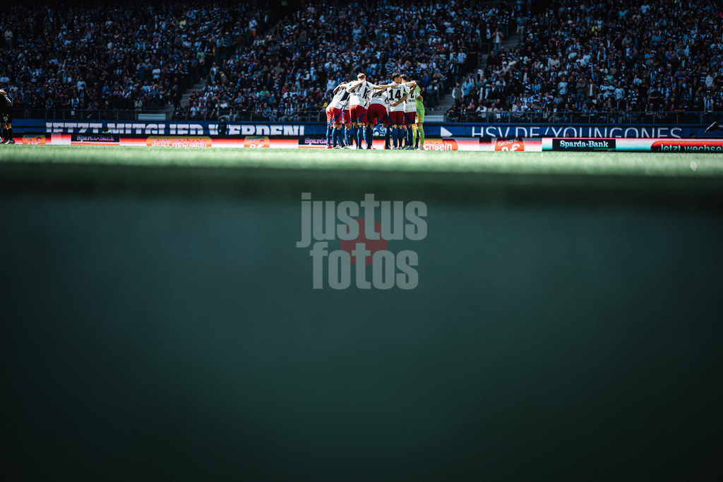 Fußball | Männer | Saison 2024/2025 | 2. Fußball-Bundesliga | 31. Spieltag | Hamburger SV vs. Karlsruher SC | 27.04.2025 | HSV bespricht sich vor dem Spiel im Kreis