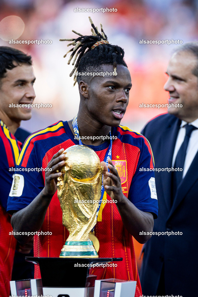 FOOTBALL : Argentine vs Espagne – Finale de la Coupe du Monde FIFA 2026. New York New Jersey Stadium, East Rutherford, New Jersey, États-Unis. 19/07/2026. | Nico Williams #17 (Spain) avec le trophée de la Coupe du Monde de la FIFA 2026.