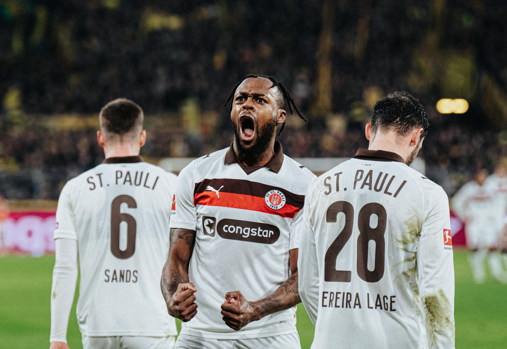 FCS08720 | Der offizielle Shop für FC St. Pauli Fotos. Wähle aus Spielszenen & Fanmomenten dein FCSP Wunschformat. Wir liefern Millerntor-Atmosphäre.