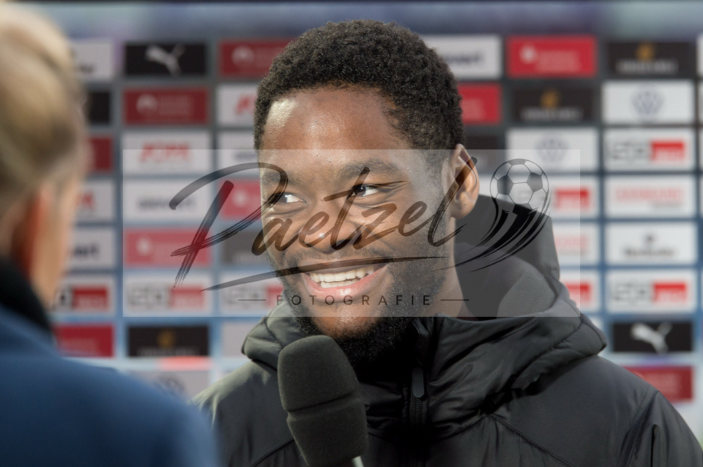 OSNTSV20211106_190 | Fussball, Herren: Ba-Muaka Simakala (VfL Osnabrueck) im Interview bei dem Spiel der 3. Liga zwischen VfL Osnabrueck und TSV 1860 Muenchen im Stadion an der Bremer Bruecke am 06.11.2021 in Osnanbrueck, Deutschland.DFB / DFL REGULATIONS PROHIBIT ANY USE OF PHOTOGRAPHS AS IMAGE SEQUENCES AND/OR QUASI-VIDEO. - Realisiert mit Pictrs.com