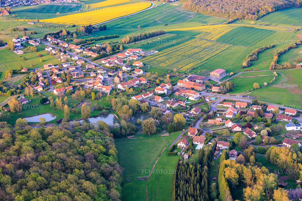 Luftbild: Ortsteil Heckenransbach in Ernestviller im Bundesland Moselle in Frankreich. – Foto: IMG_154818.jpg vom 17.04.2026 durch Werner Riehm/FLY-FOTO.de – Auflösung des Originals: 6000 x 4000 px