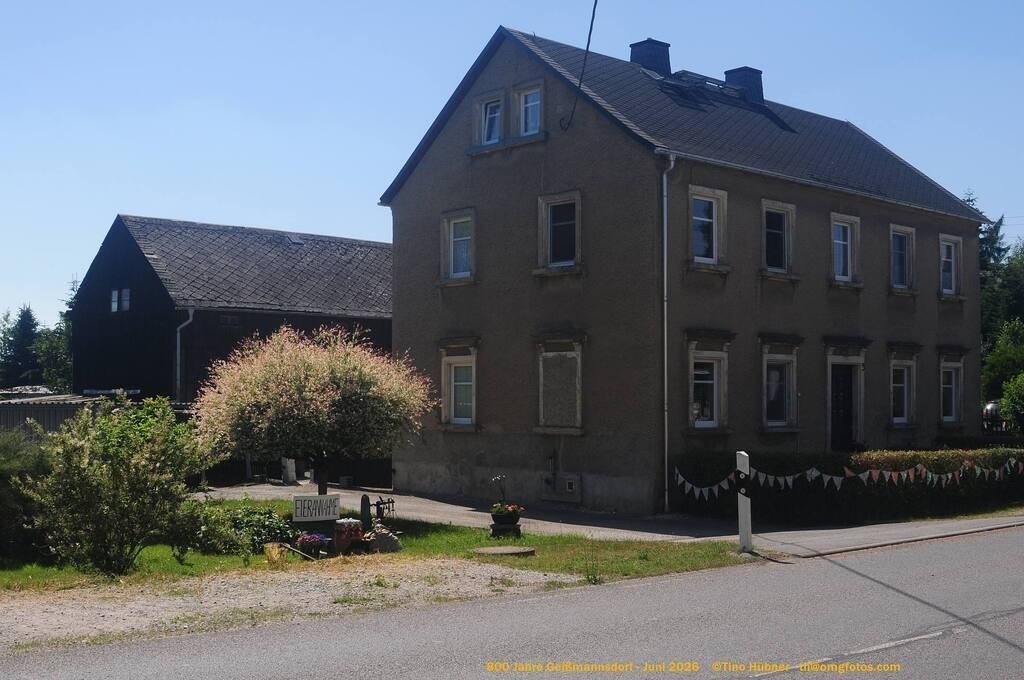 Geißmannsdorf-2026-Ortsbilder-670 | Geißmannsdorf bei Bischofswerda im Sommer 2026. Ein fotografischer Streifzug durch das Dorf Geißmannsdorf, mit Gebäuden, Straßen, Strohpuppen und geschmückten Vorgärten und Grundstücken anlässlich der 800-Jahr-Feier von Geißmannsdorf im Juni 2026 - Realisiert mit Pictrs.com