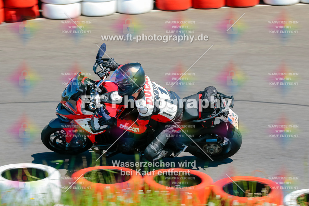 Moto-TeamOBK-21939 | Hier findet Ihr Bilder von Touristenfahrten auf der Nürburgring Nordschleife oder von anderen Veranstaltungen die ich besucht habe. Viel Spass beim Durch Schauen 