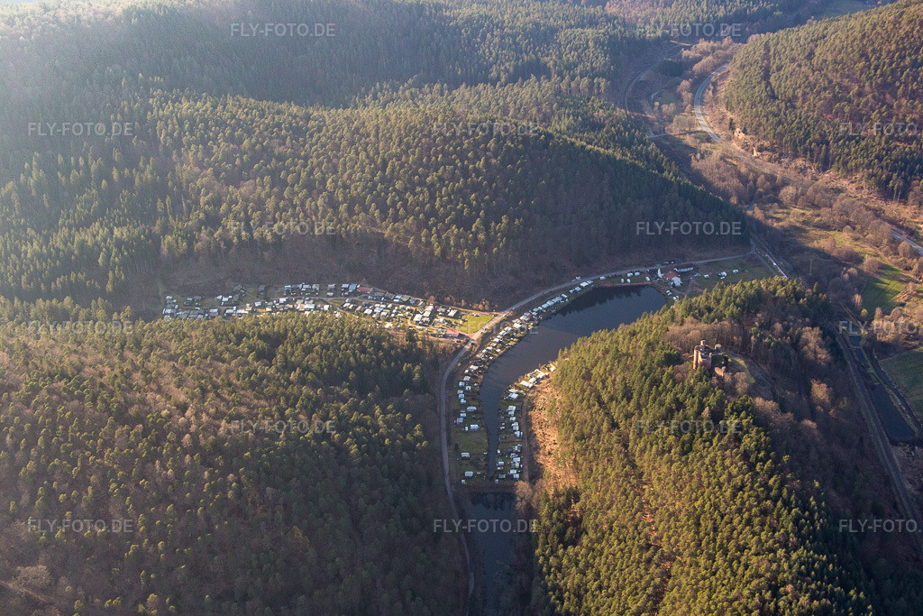 Luftbild: Dahn, Campingplatz Neudahner Weiher in Dahn im Bundesland Rheinland-Pfalz in Deutschland. Foto: IMG_086766.jpg vom 26.03.2016 durch Werner Riehm/FLY-FOTO.de