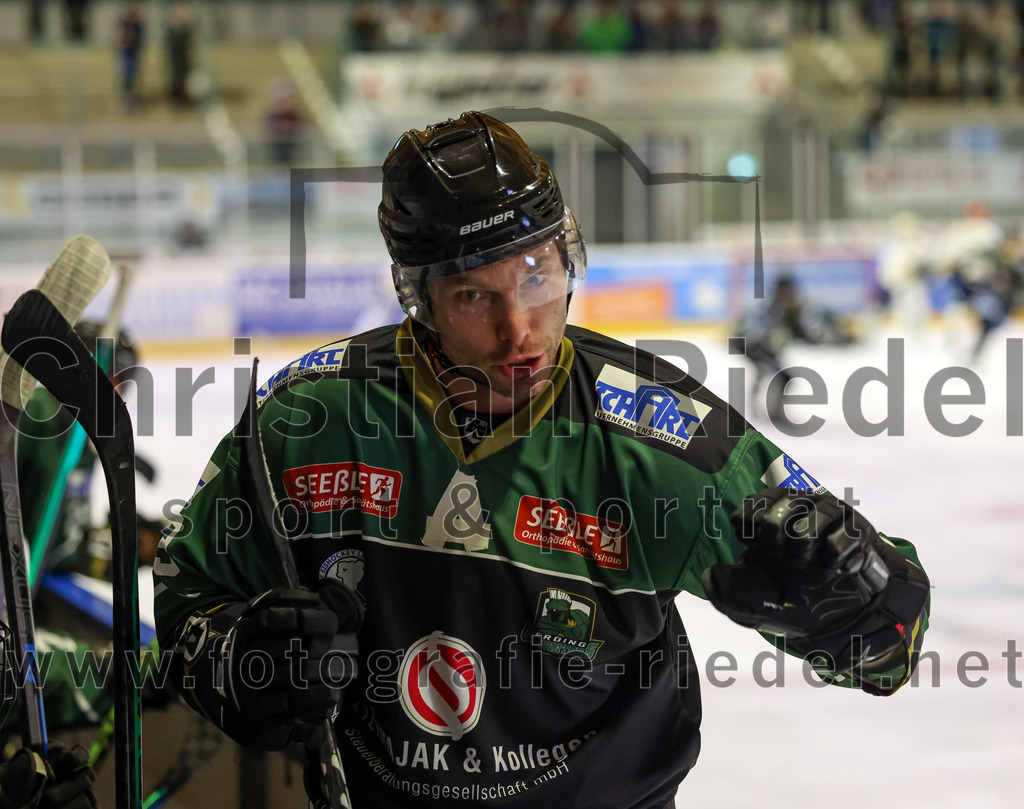 2023-01-06_024_TSV_Erding_gegen_ERV_Schweinfurt | Erding, Deutschland, 06.01.2023:
Eishockey, Bayernliga 2022 / 2023, 26. Spieltag, TSV Erding gegen ERV Schweinfurt, Endergebnis: 7:3

Thomas Plihal (Erding Gladiators, #39)

Foto: Christian Riedel / fotografie-riedel.net