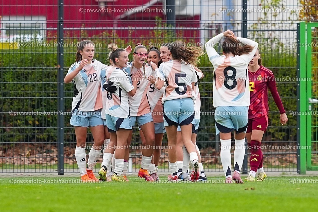xYDRx02122501022 | 02.11.2025, xydrx, Fußball, Länderspiel, EM-Qualifikation U19-Frauen, Deutschland - Spanien, Sportschule Wedau: Torjubel nach dem Tor zum 2:0 für Spanien durch Torschütze Noa Jimenez (ESP #2) zusammen mit Alba Cerrato (ESP #19) und Celia Segura (ESP #9) Irune Dorado (ESP #6) Amaya (ESP #5)Ainoa Gomez (ESP #8)DFB regulations prohibit any use of photographs as image sequences and or quasi-video.Photo: xYannisxDreimannxPressefotoKochx