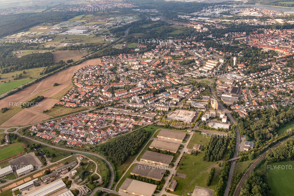 Sondernheimer Straße | Luftbild: Sondernheimer Straße in Germersheim im Bundesland Rheinland-Pfalz in Deutschland. Foto: P1000817.jpg vom 14.09.2014 durch Werner Riehm/FLY-FOTO.de - Realisiert mit Pictrs.com