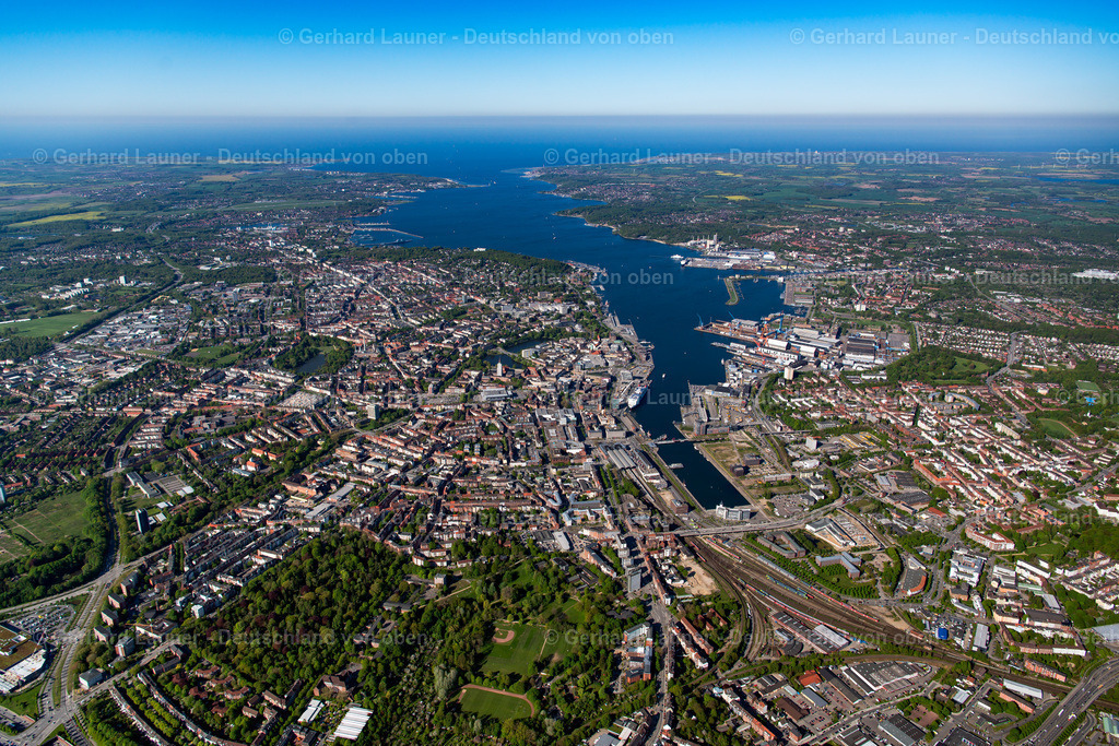 3802056 | KIEL 07.08.2020 Blick über die Kieler Förde und die Stadt Kiel mit seinen Hafenanlagen, Werften, Geschäfts- Büro- und Wohnhäusern