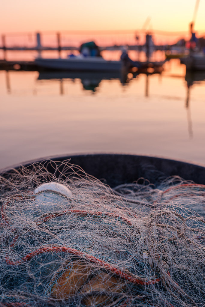 zeitenwende-farbe-01-15 | Letztes Abendlicht setzt Boote, Brücken und die Netze der Fischer auf dem Holm in Schleswig an der Schlei in Szene. - Realisiert mit Pictrs.com