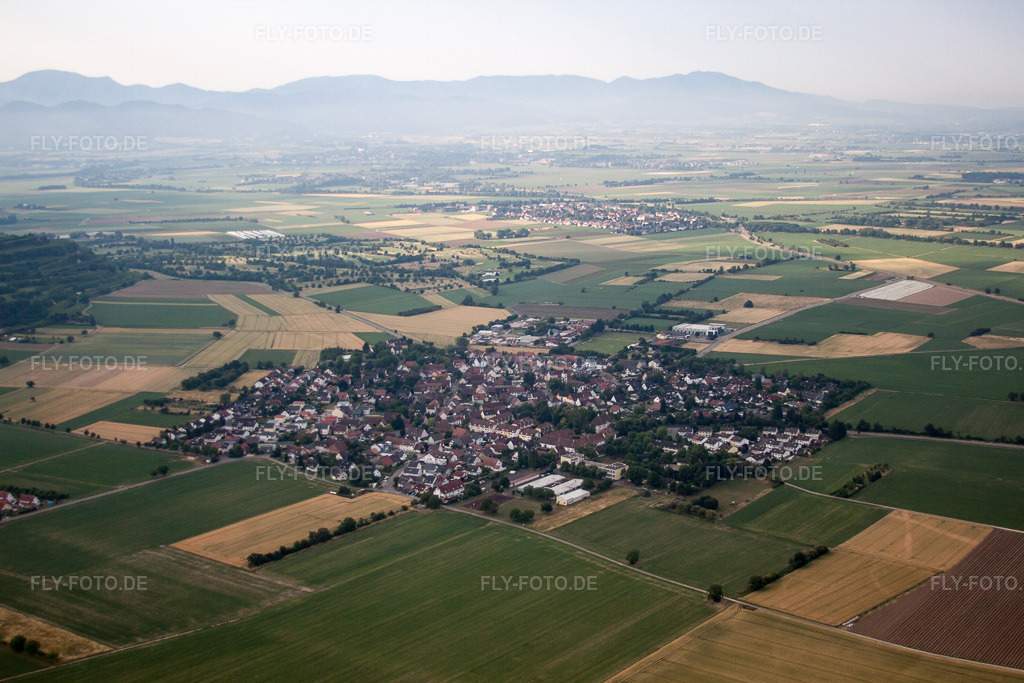 Luftbild: Ortsansicht von Nordwesten im Ortsteil Oberrimsingen in Breisach im Bundesland Baden-Württemberg in Deutschland. Foto: IMG_68228.jpg vom 19.06.2014 durch Werner Riehm/FLY-FOTO.de