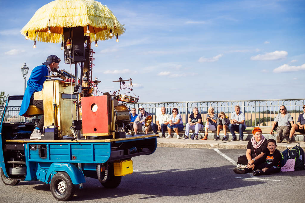 Universal Druckluft Orchester | Das Universal Druckluft Orchester mit Peter Till am Forte Belvedere Leisnig zum Festival Hallo Leisnig 2022. - Realisiert mit Pictrs.com