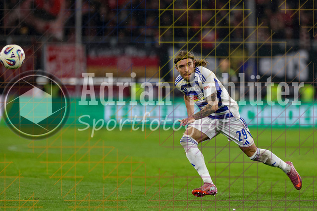 MSV Duisburg vs Rot-Weiss Essen - 3. Liga | Duisburg, Deutschland, 26.10.25:   Joshua Bitter (MSV Duisburg) in Aktion am Ball, Einzelaktion waehrend des Spiels der 3. Liga MSV Duisburg vs Rot-Weiss Essen in der schauinsland-reisen-arena(Foto von Brauer-Fotoagentur / Adrian Schlueter)