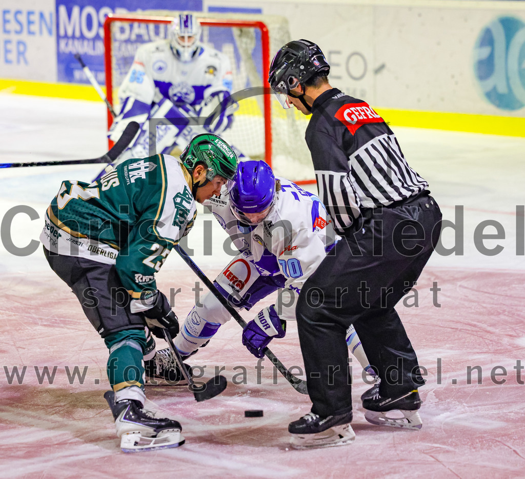 2025-09-26_067_TSV_Erding_gegen_SC_Riessersee | Erding, Deutschland, 26.09.2025:Eishockey, Oberliga Süd 2025 / 2026, 3. Spieltag, TSV Erding gegen SC Riessersee, Endergebnis: 3:5Lukas Gaus (Erding Gladiators, #23), Parker Colley (SC Riessersee, #70)Foto: Christian Riedel / fotografie-riedel.net