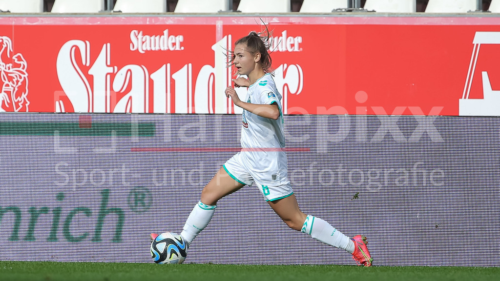 Fussball, Google Pixel Frauen-Bundesliga, SGS Essen - SV Werder Bremen | v.li.: Michelle Weiß (SV Werder Bremen, 8) am Ball, Freisteller, Einzelbild, Ganzkörper, Aktion, Action, Spielszene, DIE DFB-RICHTLINIEN UNTERSAGEN JEGLICHE NUTZUNG VON FOTOS ALS SEQUENZBILDER UND/ODER VIDEOÄHNLICHE FOTOSTRECKEN. DFB REGULATIONS PROHIBIT ANY USE OF PHOTOGRAPHS AS IMAGE SEQUENCES AND/OR QUASI-VIDEO.