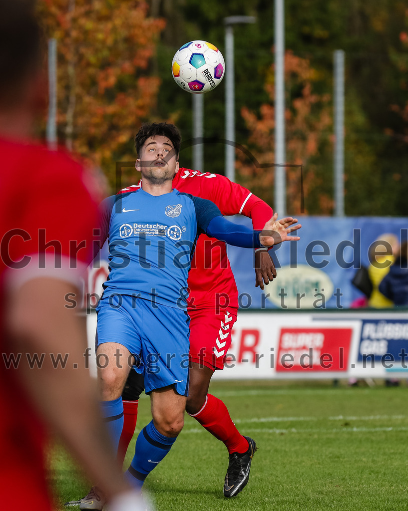 2023-11-04_063_FC_Langengeisling_gegen_VfL_Waldkraiburg | Erding, Deutschland, 04.11.2023:
Fußball, Bezirksliga Oberbayern Ost 2023 / 2024, 16. Spieltag, FC Langengeisling gegen VfL Waldkraiburg, Endergebnis: 2:0

Maximilian Maier (FC Langengeisling, #10)

Foto: Christian Riedel / fotografie-riedel.net