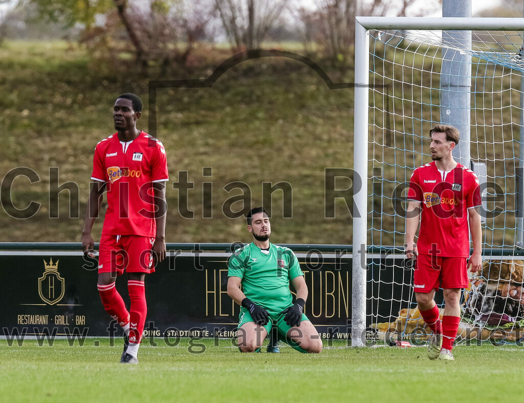 2023-11-04_051_FC_Langengeisling_gegen_VfL_Waldkraiburg | Erding, Deutschland, 04.11.2023:
Fußball, Bezirksliga Oberbayern Ost 2023 / 2024, 16. Spieltag, FC Langengeisling gegen VfL Waldkraiburg, Endergebnis: 2:0

Aristote Biali (VfL Waldkraiburg, #6), Torwart Bekir Karatepe (VfL Waldkraiburg, #42), Valmir Bakiji (VfL Waldkraiburg, #27)

Foto: Christian Riedel / fotografie-riedel.net