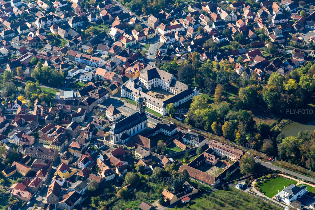 Luftbild: Graf Schönborn - Schloss Wiesentheid, Mauritiuskirche und Alte Kanzleihäuser in Wiesentheid im Bundesland Bayern in Deutschland.Foto: IMG_119583.jpg vom 26.10.2019 durch Werner Riehm/FLY-FOTO.deHaus Schönborn - Graf von SchönbornWWW.MAURITIUSKIRCHE-WIESENTHEID.DE