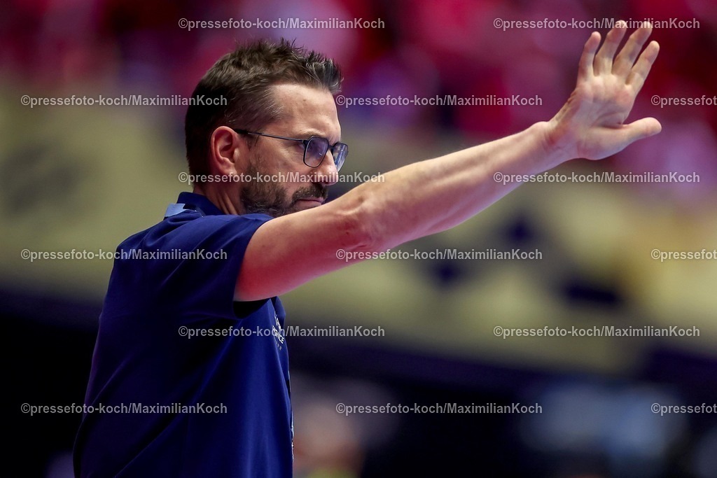 EHF24012601103 | 24.01.2026, Handball, Men's EHF EURO 2026, Frankreich - Portugal, Jyske Bank Boxen in Herning, Dänemark, Main Round: Headcoach Guillaume Gille (France #hc) gestikulierend am Spielfeldrand  