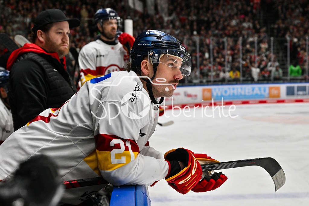 Augsburger Panther - Düsseldorfer EG | im Bild ein niedergeschlagenener Brendan O´DONNELL (Duesseldorfer EG 21) mit haengendem Kopf / Einzelfoto / Freisteller / DEL: Augsburger Panther - Duesseldorfer EG, Curt Frenzel Stadion am 04.03.2025