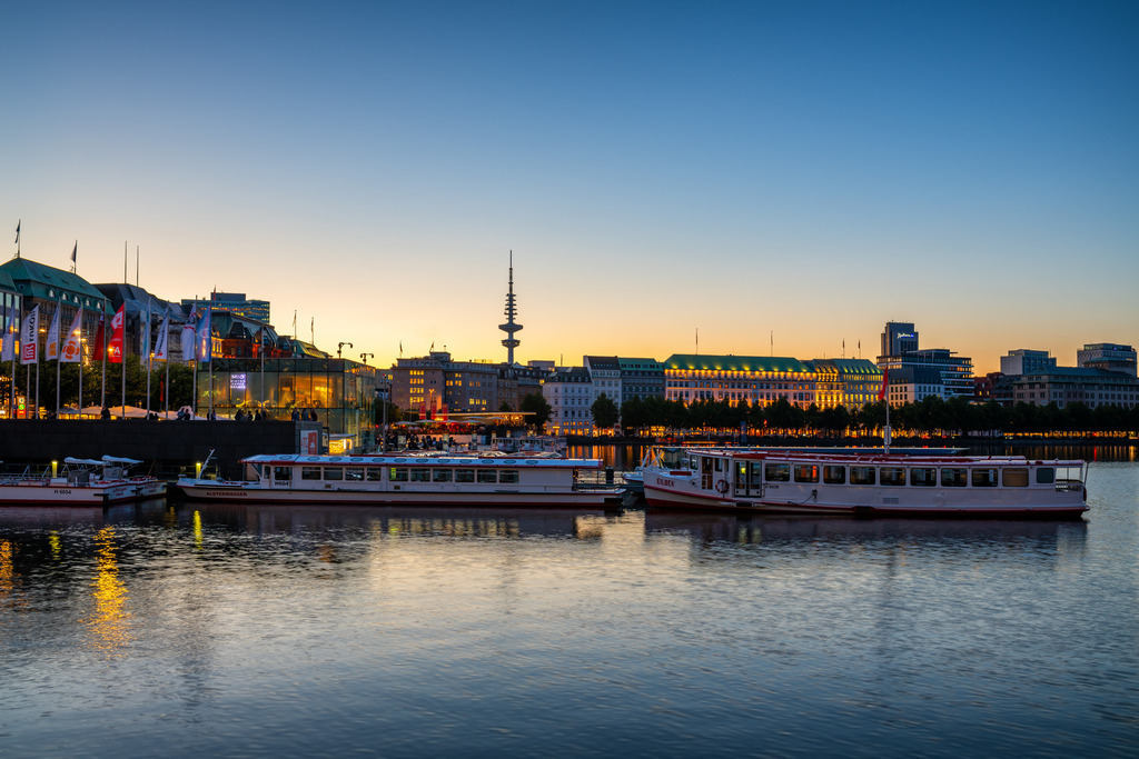 10250101 - Abendlicht an der Binnenalster | Blick über die Binnenalster auf das Hotel Vier Jahreszeiten und den Heinrich-Hertz-Turm.