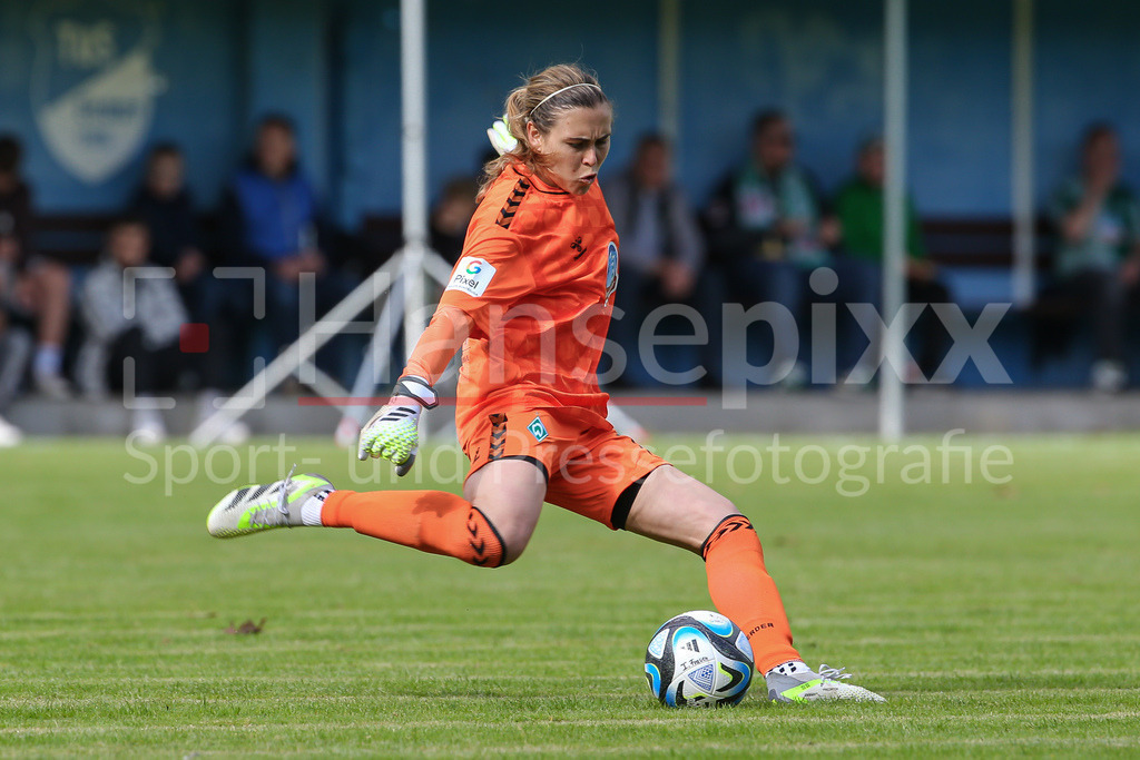 Fussball, Testspiel Frauen, Hamburger SV - SV Werder Bremen | v.li.: Catalina Perez (Torhüterin, Torwart, SV Werder Bremen, 77) Freisteller, Einzelbild, Ganzkörper, Aktion, Action, Spielszene