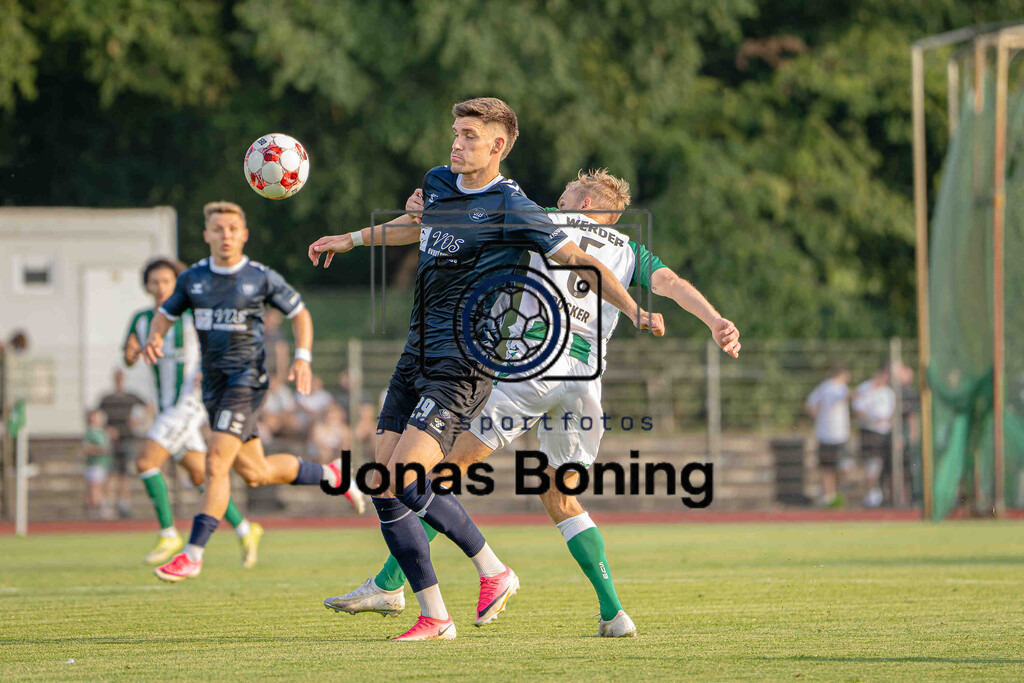 Fußball I Herren I Saison 2026-2027 I Regionalliga Nord I 1. Spieltag I SV Werder Bremen U23 - VfB Oldenburg I 05745 | Mats Facklam (29, VfB Oldenburg) im Zweikampf mit Cimo Röcker (5, SV Werder Bremen II) - Realisiert mit Pictrs.com