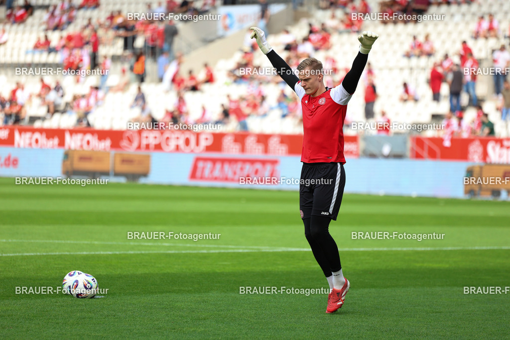 Rot-Weiss Essen - Hansa Rostock | Essen, Deutschland, 20.09.2025 Jakob Golz  (Rot-Weiss Essen) wärmt sich auf während des 3.Liga Spiels zwischen  Rot-Weiss Essen und Hansa Rostock am 20.09.2025 im Stadion an der Hafenstraße in Essen. (Foto von Timo Bluhmki-Schmidt/Brauer Fotoagentur