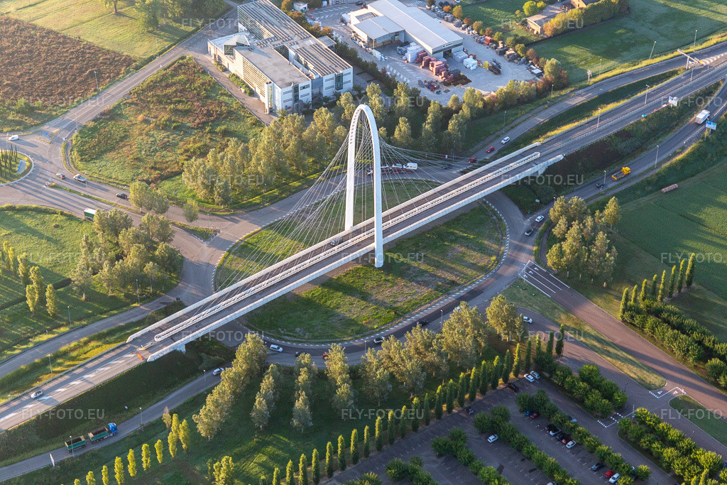 Vue aérienne: Pont Sud de Vela di Calatrava à Reggio nell’Emilia dans le département Reggio Emilia, Italie. Photo: IMG_134812.jpg prise le 20/09/2022 par Werner Riehm/FLY-FOTO.eu – Résolution de l'original: 5472 x 3648 px – TURISMO.COMUNE.RE.IT