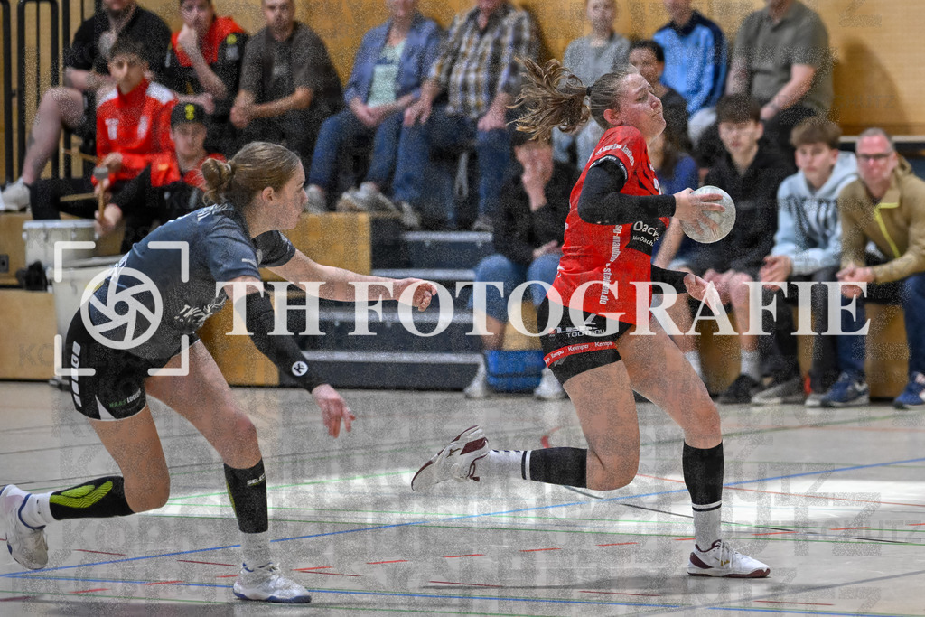 GER, SG Maulburg/Steinen - HB Kinzigtal, Frauen-Handball, Oberliga Suedbaden, 21. Spieltag, Saison 2024/2025, 06.04.2025 | Miriam Wolpensinger (SG Maulburg/Steinen, #02) am Ball.GER, SG Maulburg/Steinen - HB Kinzigtal, Frauen-Handball, Oberliga Suedbaden, 21. Spieltag, Saison 2024/2025, 06.04.2025Foto: TH Fotografie/Thomas Hess