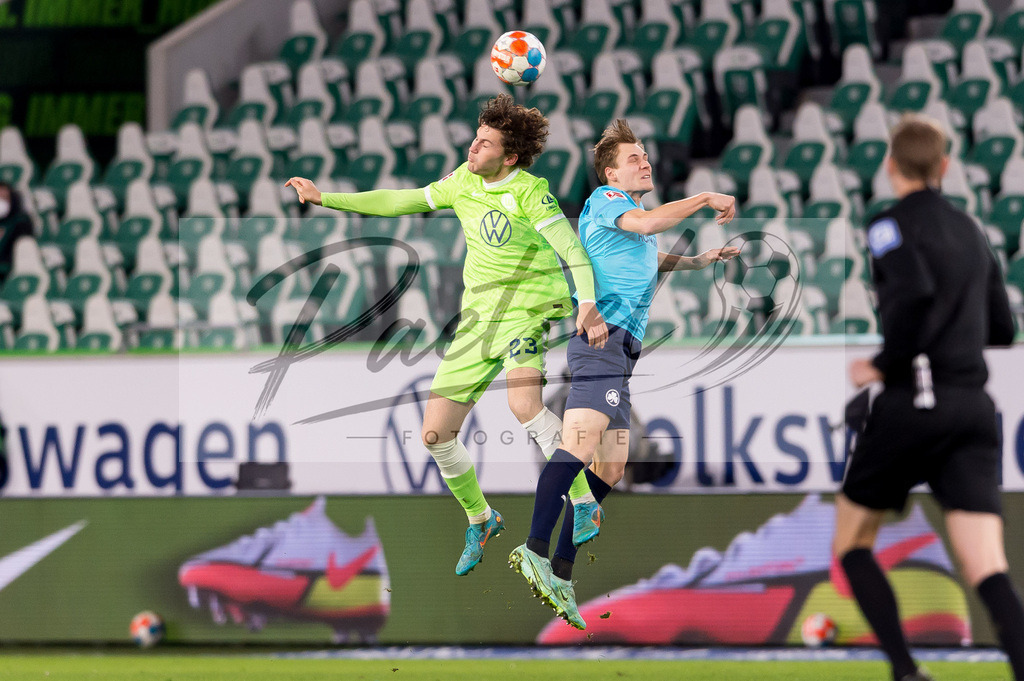 WOBFUE20220206_048 | Fussball, Herren: Jonas Wind (VfL Wolfsburg) und Max Christiansen (SpVgg Greuther Fuerth) im Zweikampf bei dem Spiel der 1. Bundesliga zwischen VfL Wolfsburg und SpVgg Greuther Fuerth in der Volkswagen Arena am 06.02.2022 in Wolfsburg, Deutschland.DFB / DFL REGULATIONS PROHIBIT ANY USE OF PHOTOGRAPHS AS IMAGE SEQUENCES AND/OR QUASI-VIDEO. - Realisiert mit Pictrs.com