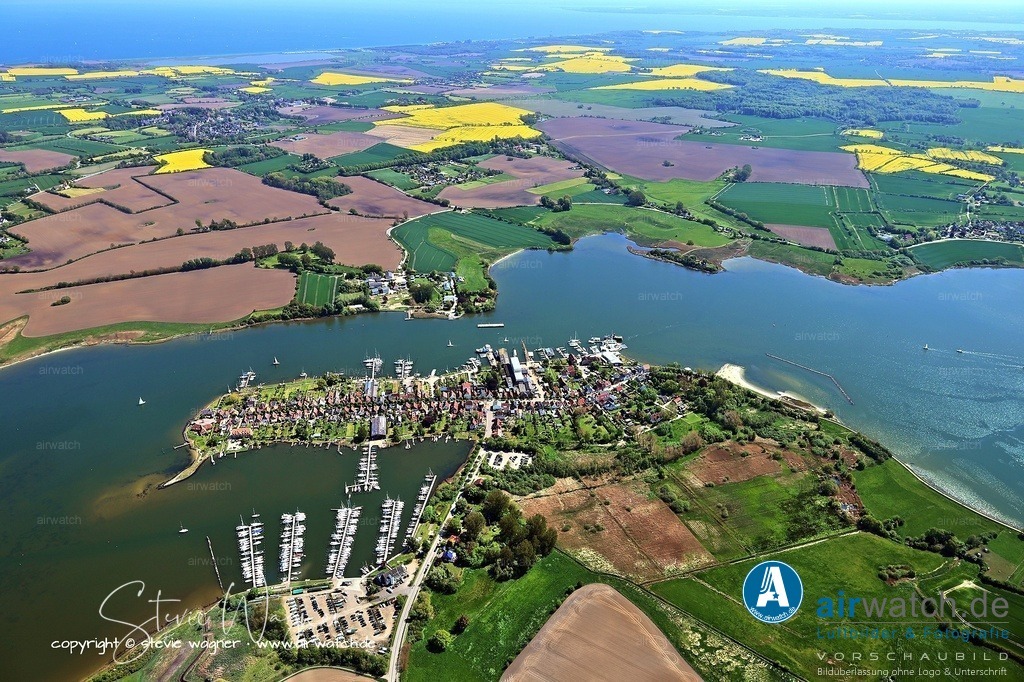 Luftbild Stadt Arnis - historischen Gebäude und idyllische Atmosphäre | Arnis, mit rund 360 Einwohnern und einer Fläche von 45 Hektar, ist die kleinste Stadt Deutschlands. Gelegen an der Schlei im Kreis Schleswig-Flensburg, südlich von Kappeln, besticht sie durch ihre malerische Lage, historischen Gebäude und idyllische Atmosphäre. Die Stadt besitzt nur eine Hauptstraße – die Lange Straße – und ist ein beliebtes Ziel für Radfahrer, Spaziergänger und Naturliebhaber.
