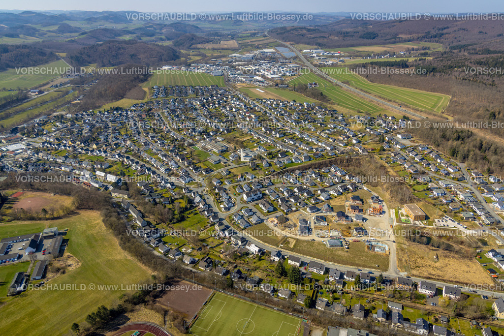 Meschede220302467 | Luftbild, Baugebiet Wohnbebauung Waldstraße, Neubaugebiet Ziegelei II mit Kindergarten in Holzbauweise, Blick zum Gewerbegebiet Enste, Meschede-Stadt, Meschede, Sauerland, Nordrhein-Westfalen, Deutschland