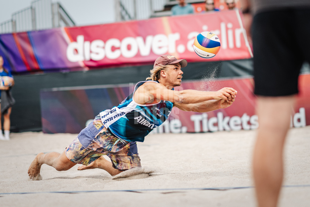 Beachvolleyball | Männer | Allianz German Beach Tour 2024 | Tourstop Kühlungsborn 2 | 15.08.2024 | Ole Schwarmann springt zum Ball