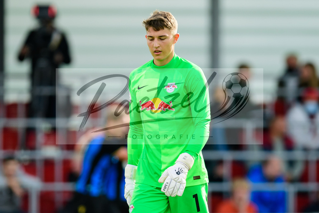 YLLEBR20210928_070 | Fussball, A-Junioren: Torwart Fabian Eutinger (RB Leipzig) enttaeuscht beim Spiel der UEFA Youth League zwischen RB Leipzig und FC Bruegge im Stadion am Cottaweg am 28.09.2021 in Leipzig, Deutschland. - Realisiert mit Pictrs.com