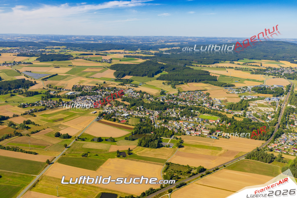 Luftaufnahme der Stadt Marktleuthen - Die Luftaufnahme wurde 2025 vom UL-Flugzeug heraus erstellt ( keine Drohne ) - Hochauflösende Luftaufnahme - für professionelle Ausdrucke geeignet. Die Geschenkidee !Mit Lizenz und Bildrechte bestellbar