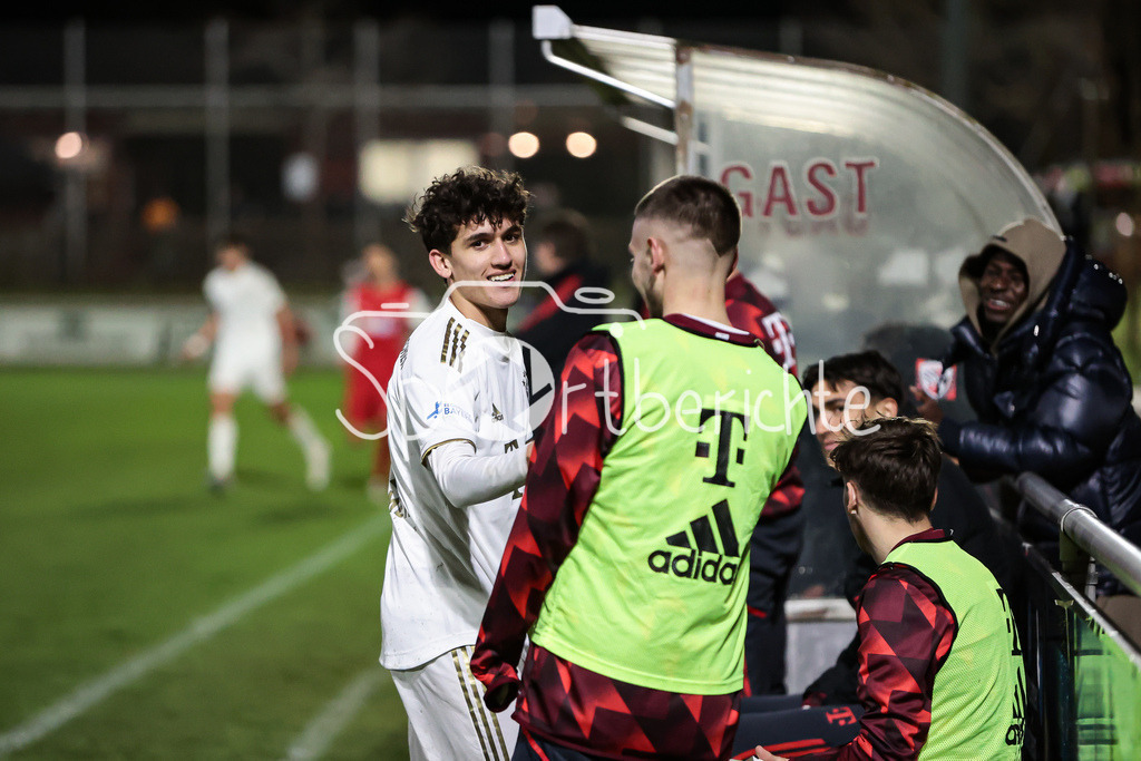 SV Heimstetten - FC Bayern Amateure | Ein gluecklicher Younes AITAMER (FCB #7) nach seiner Auswechlung
