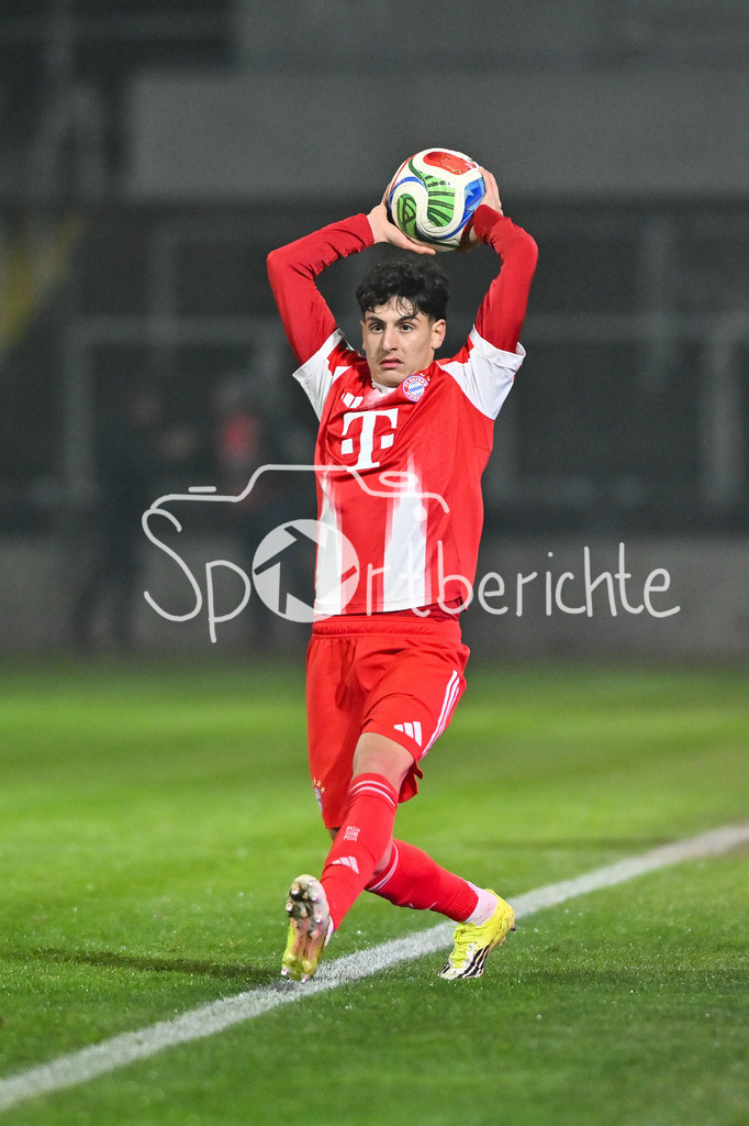 FC Bayern Amateure - SpVgg Unterhaching | MÜNCHEN, DEUTSCHLAND - 24. FEBRUAR: am Ball Deniz OFLI (FC Bayern München II 3) / Einzelfoto / Freisteller während dem Spiel zwischen den Amateuren des FC Bayern München und der SpVgg Unterhaching am 25. Spieltag der Regionalliga Bayern im Grünwalder Stadion