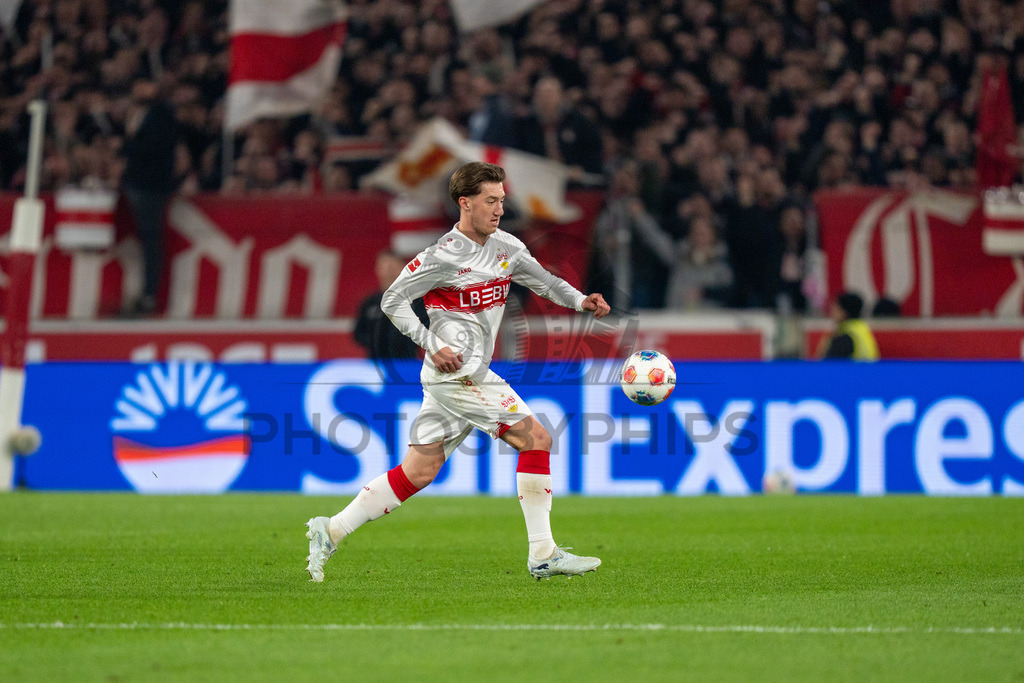 VfB Stuttgart vs. RB Leipzig, Fussball, 1. Bundesliga, 26. Spieltag, 15.03.2026 | Angelo Stiller (VfB Stuttgart, #06) am Ball,VfB Stuttgart vs. RB Leipzig, Fussball, 1. Bundesliga, 26. Spieltag, 15.03.2026Foto: photosbyphips/Philip Ziegler