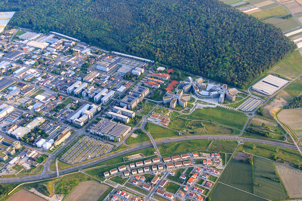 Luftbild: Industriegebiet an der Dietmar-Hopp-Allee mit SAP SE in Walldorf im Bundesland Baden-Württemberg in Deutschland. Foto: IMG_66421.jpg vom 30.05.2014 durch Werner Riehm/FLY-FOTO.deWWW.SAP.COM