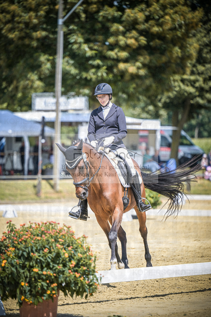 DOS_4458 | Entdecke hochwertige Reitturnierfotos von Foto Oger. Professionell, emotional und authentisch – jetzt Lieblingsmomente im Shop bestellen.Deutschlandweite Turnierfotografie. - Realisiert mit Pictrs.com