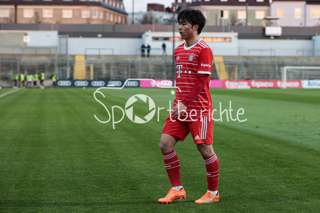 FC Bayern Amateure - FC Augsburg II | taichi FUKUI (FCB #21) auf dem Weg zu einem Eckball