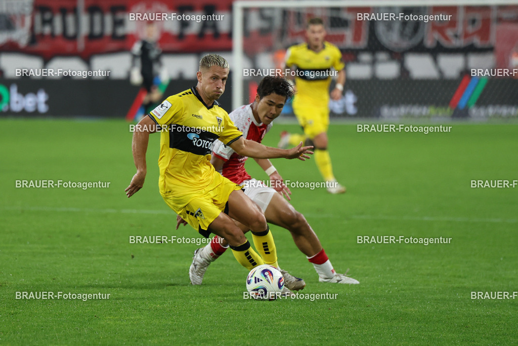 Rot-Weiss Essen - TSV Alemannia Aachen | Essen, Deutschland, 31.08.2025 Lukas Scepanik (Alemannia Aachen) und Kaito Mizuta  (Rot-Weiss Essen) im Kampf um den Ballwährend des 3.Liga Spiels zwischen  Rot-Weiss Essen und Alemannia Aachen am 31.08.2025 im Stadion an der Hafenstraße in Essen. (Foto von Timo Bluhmki-Schmidt/Brauer Fotoagentur
