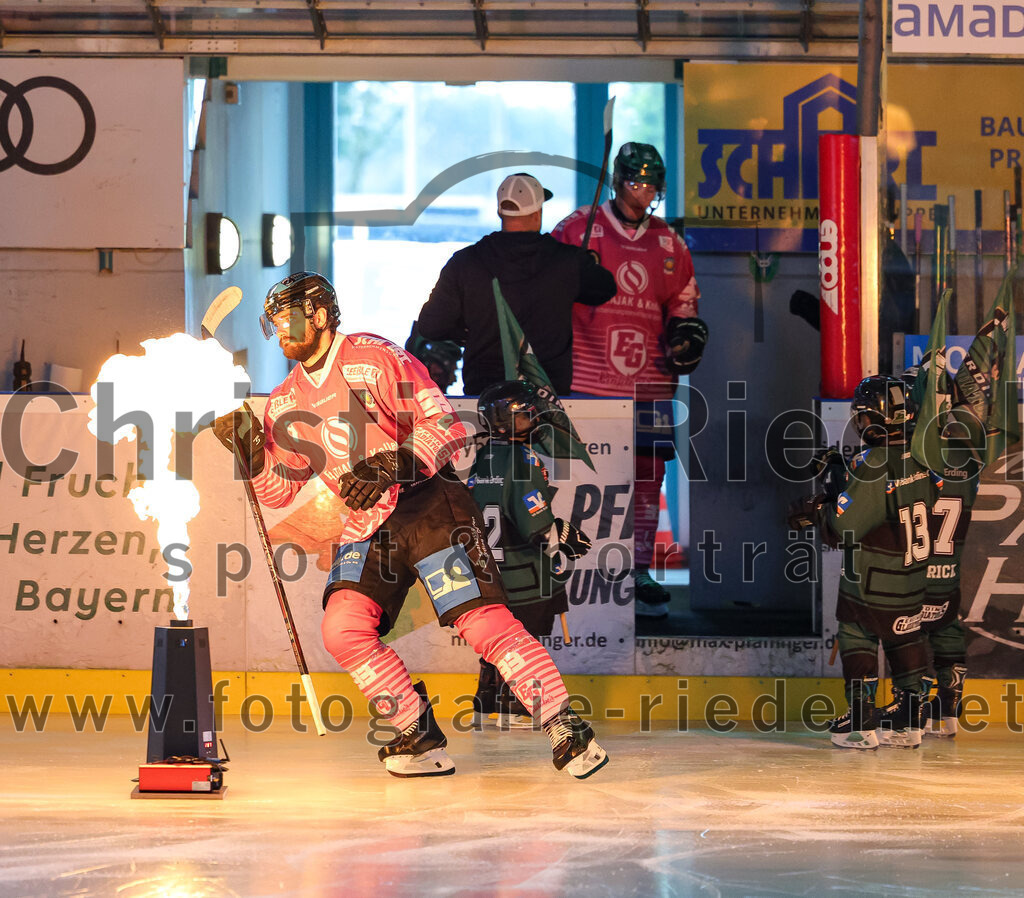 2025-10-05_007_TSV_Erding_gegen_Heilbronner_Falken | Erding, Deutschland, 05.10.2025:Eishockey, Oberliga Süd 2025 / 2026, 6. Spieltag, TSV Erding gegen Heilbronner Falken, Endergebnis: 3:1Marc Schmidpeter (Erding Gladiators, #33)Foto: Christian Riedel / fotografie-riedel.net