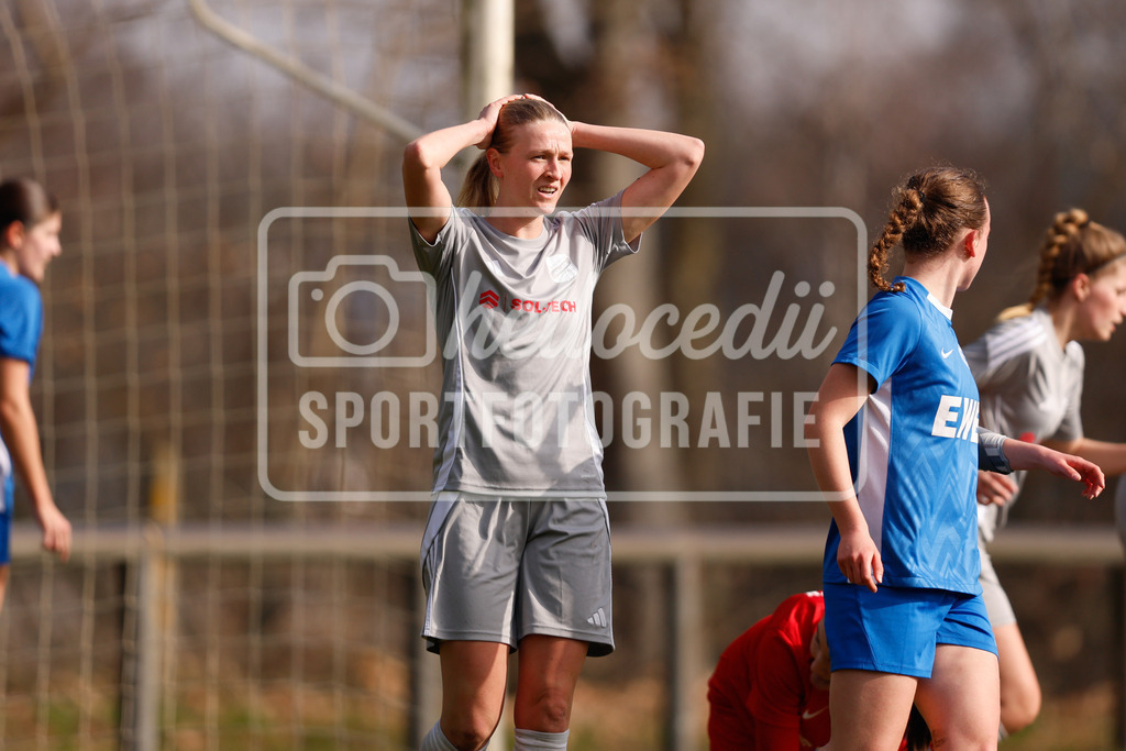 Fußball I Frauen I Saison 2025-2026 I Oberliga Niedersachsen I 15. Spieltag I SV Meppen 1912 e.v. U20 2 - BW Hollage -17 | Marie Wulftange (8, BW Hollage) kann es nach einer vergebenen Chance nicht fassen.  - Realisiert mit Pictrs.com
