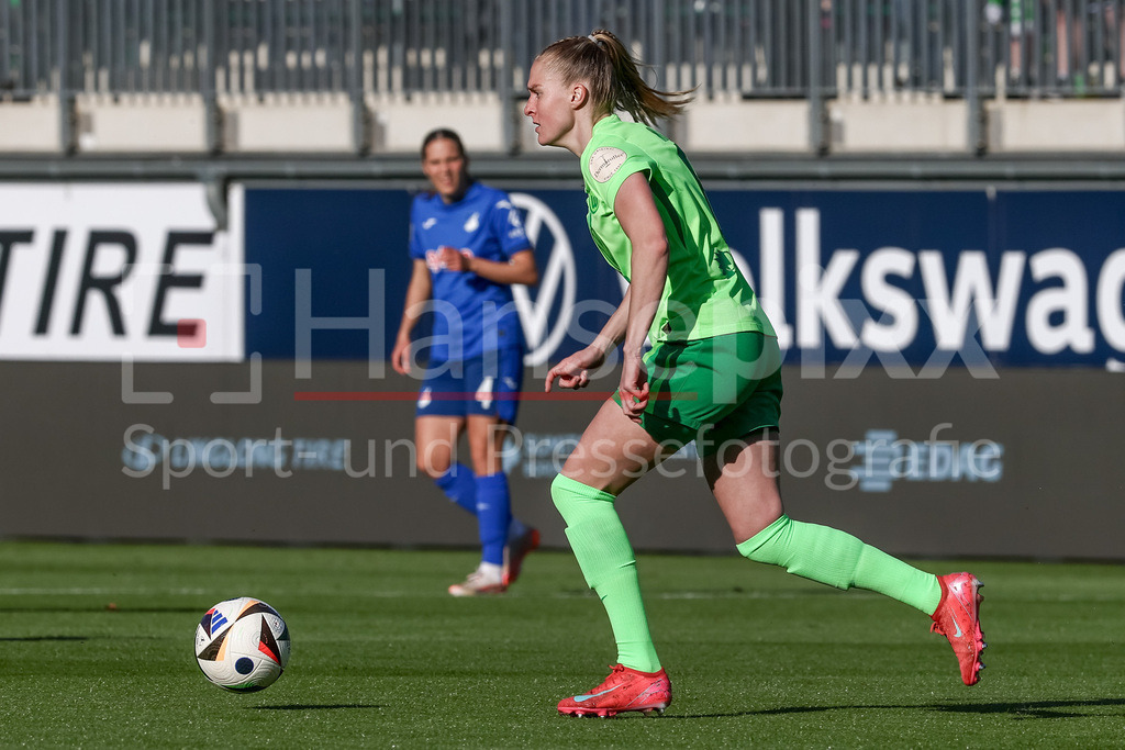 Fussball, Google Pixel Frauen-Bundesliga, VfL Wolfsburg - TSG 1899 Hoffenheim | Janina Minge (VfL Wolfsburg, 6) am Ball, Einzelbild, Ganzkörper, Aktion, Action, Spielszene, DIE DFB-RICHTLINIEN UNTERSAGEN JEGLICHE NUTZUNG VON FOTOS ALS SEQUENZBILDER UND/ODER VIDEOÄHNLICHE FOTOSTRECKEN. DFB REGULATIONS PROHIBIT ANY USE OF PHOTOGRAPHS AS IMAGE SEQUENCES AND/OR QUASI-VIDEO.