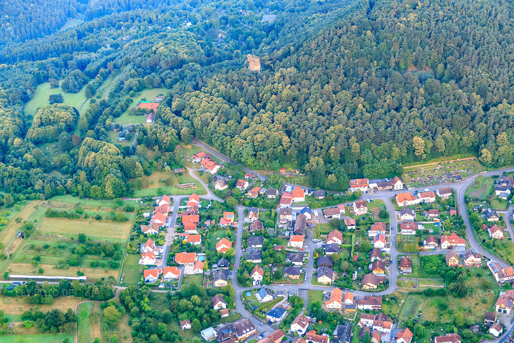 Luftbild: Kletterfelsen Kriemhildenstein am Morgen aus Osten im Ortsteil Gossersweiler in Gossersweiler-Stein im Bundesland Rheinland-Pfalz in Deutschland. Foto: IMG_091854.jpg vom 16.07.2016 durch Werner Riehm/FLY-FOTO.de